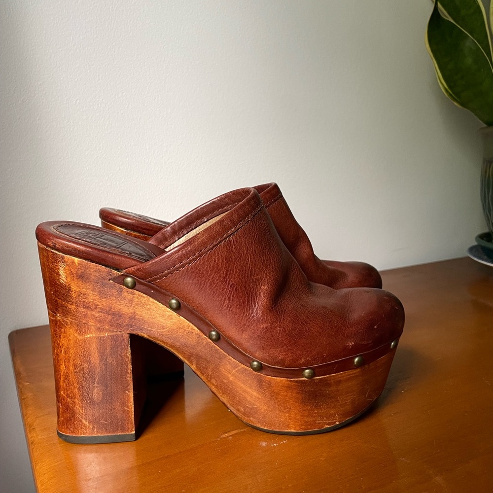 FRYE AND CO. Brown Leather Platform Mules